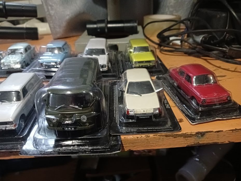 Продам колекцію машинок автолегенди 1 43