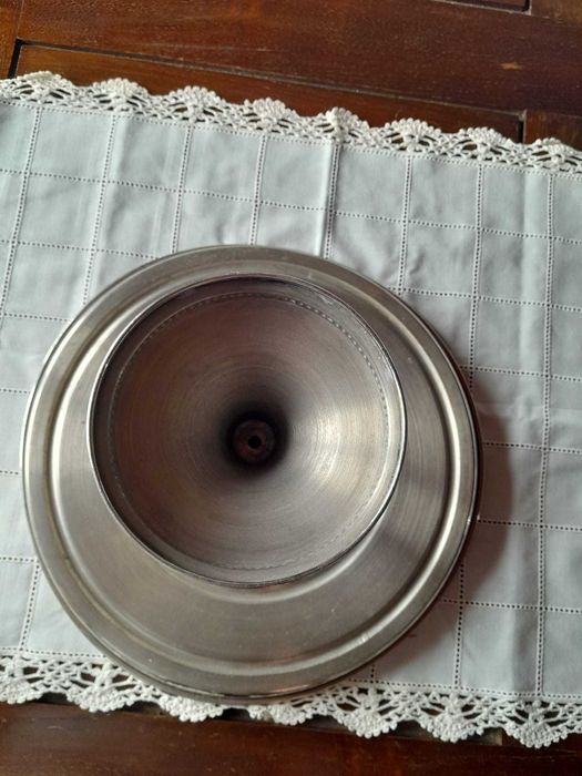 Prato de metal com pé – 29 cm de diâmetro
