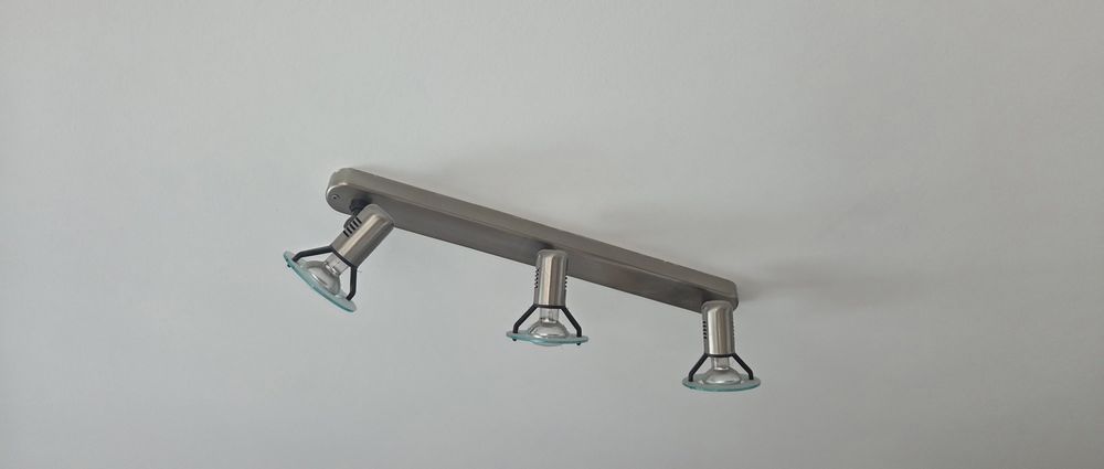 Lampa sufitowa z reflektorkami