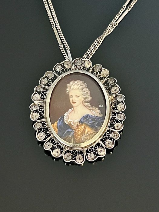 Srebro - Srebrna przywieszka z ręcznie malowaną miniaturą z XIXw.