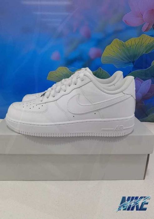 Do sprzedania białe buty Nike w rozmiarze 46