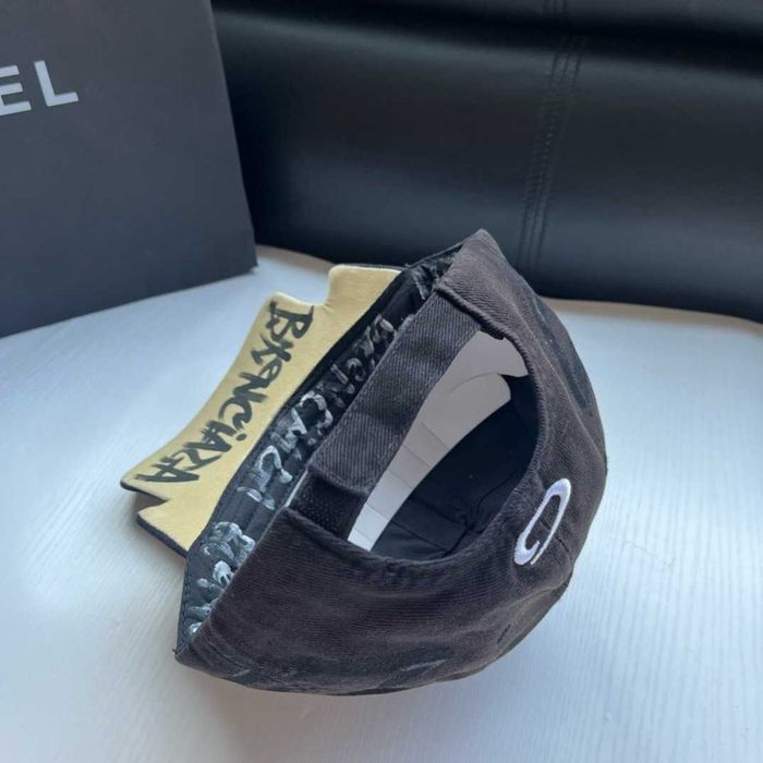 Czapka baseballowa Balenciaga z haftem i spranym wzorem