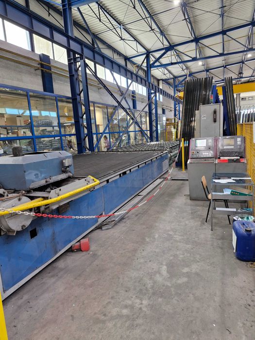 Stół do rozkroju szkła produkcji LISEC