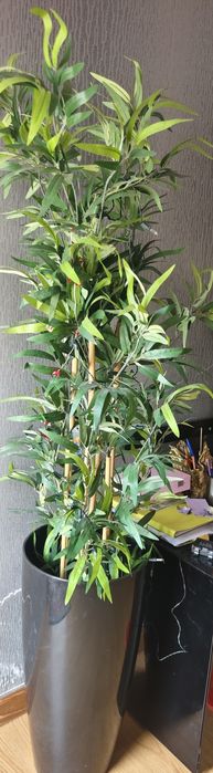 Planta artificial em vaso para decoração