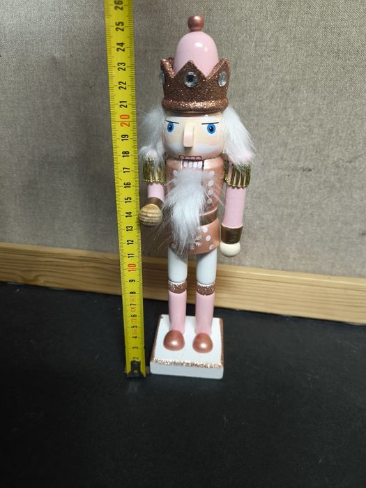 Quebra Nozes Rosa com Coroa Dourada
Este quebra-nozes decorativo apres