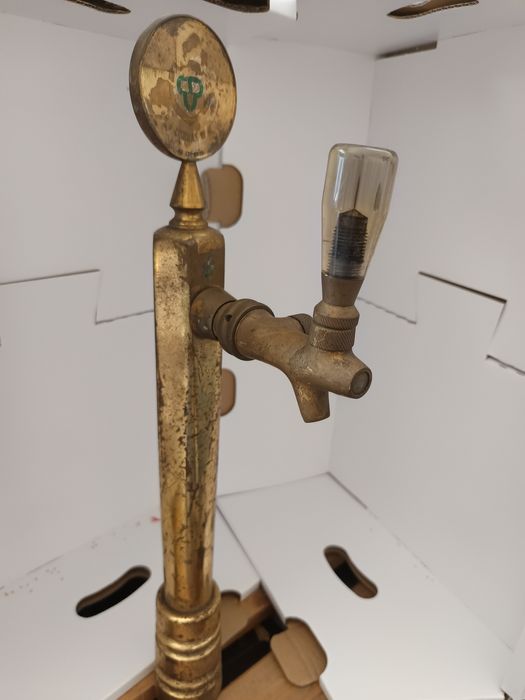 Kolumna , mosieżna nalewak do napojów