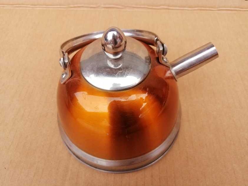 Czajniczek z dziubkiem, uchwytem i przykrywką. Z zaparzaczem. Indukcja