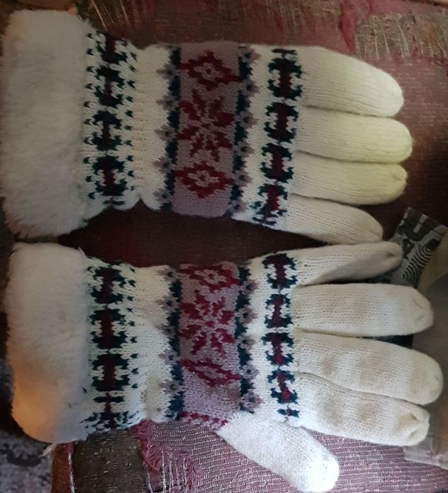 Перчатки вязаные, новогодние  женские