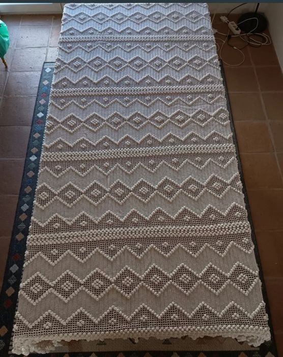 Toalha/Coberta Branca Bordada à Mão