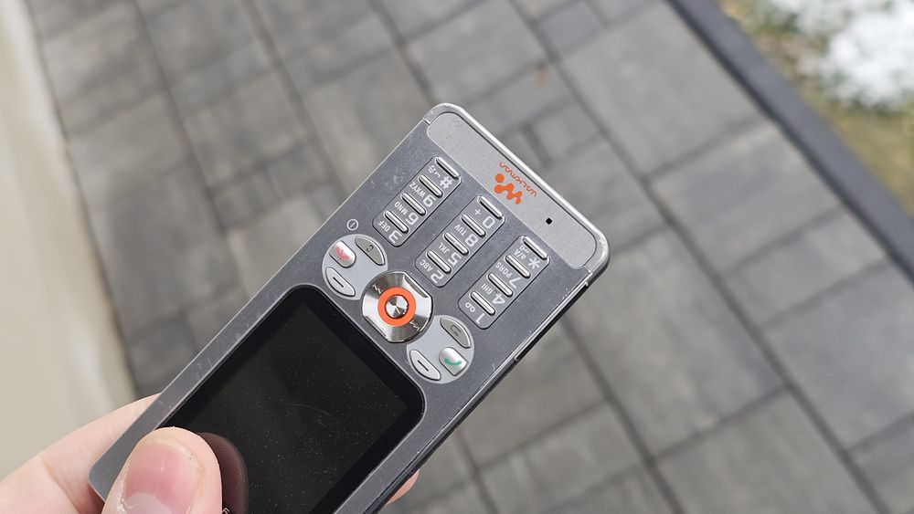 Sony Erucsson W880i. Ładny bez simlocka