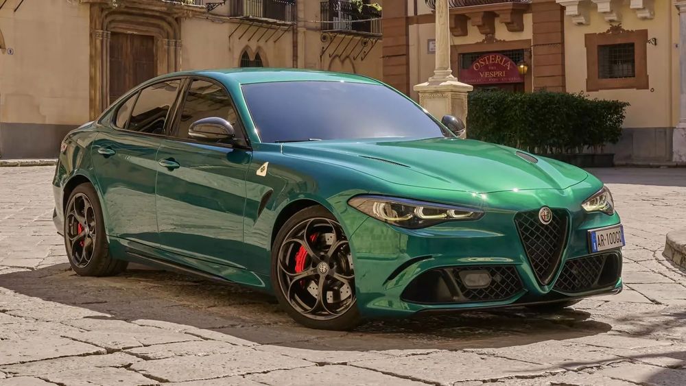 Alfa Romeo Giulia • 2026 Quadrifoglio • 520KM AT8 RWD • Carbon Dach • Akrapovic • Sparco