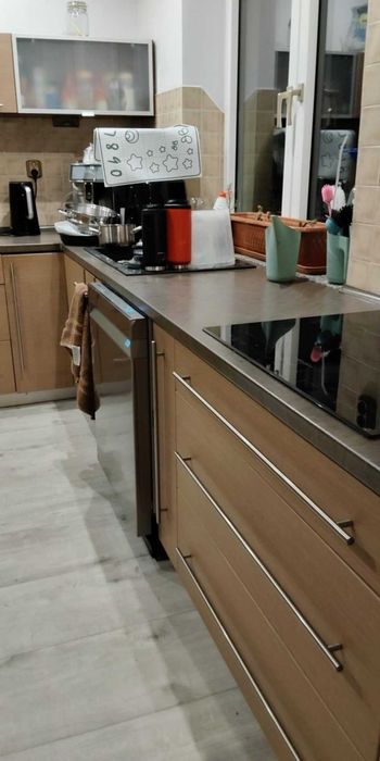 Meble kuchenne, zmywarka i mikofalówka