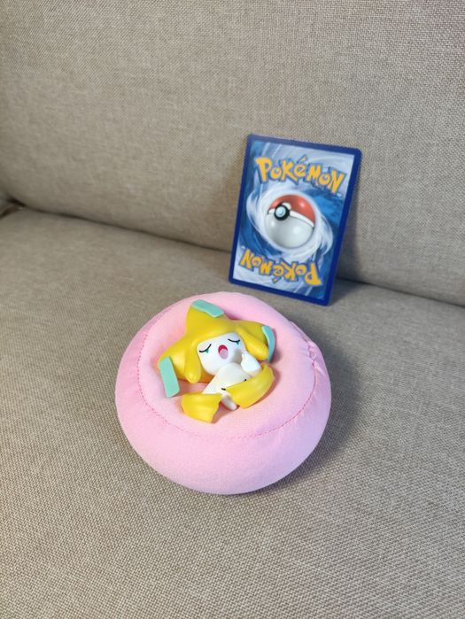 Śpiąca figurka na poduszce, plus oryginalna karta pokemon gratis