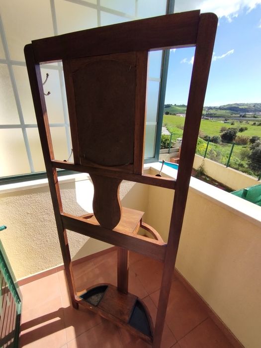 Cabide em madeira muito antigo.