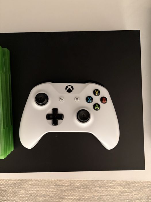 Konsola Xbox One X , pad + 3 gry