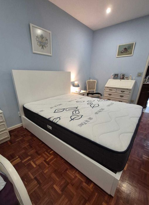 Cama de Casal branca com caixa de arrumação