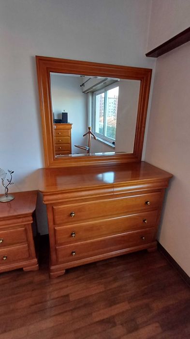 Mobilia de Quarto de Casal - Pinho Maciço