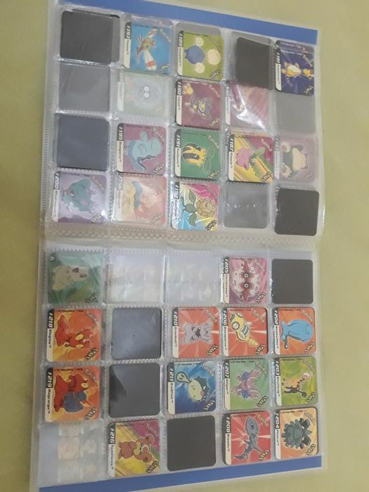 Caderneta com 118 Staks Pokémon