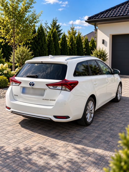 Toyota Auris 2016r hybryda 1.8 benzyna kombi biała automat super stan