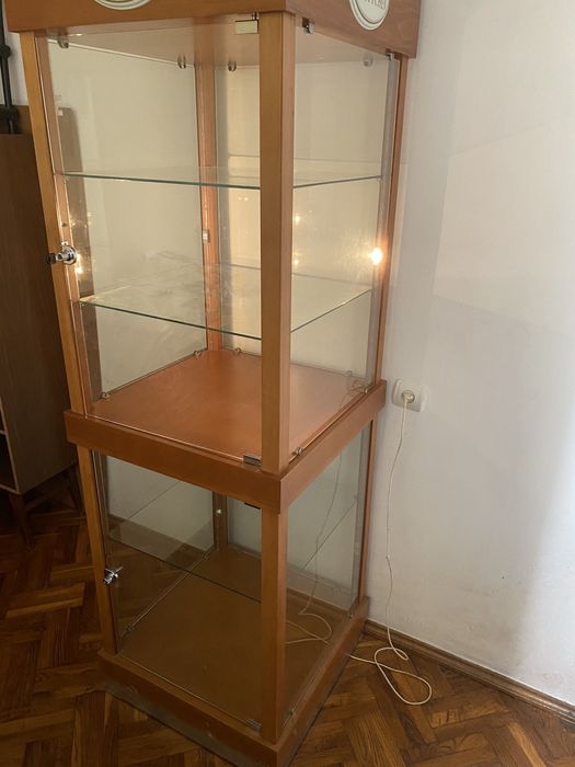 Шафа із підсвіткою