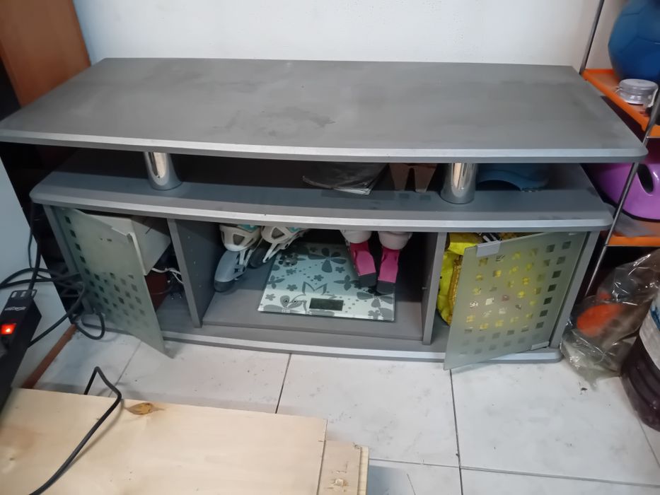 Móvel TV cinzento com duas portas