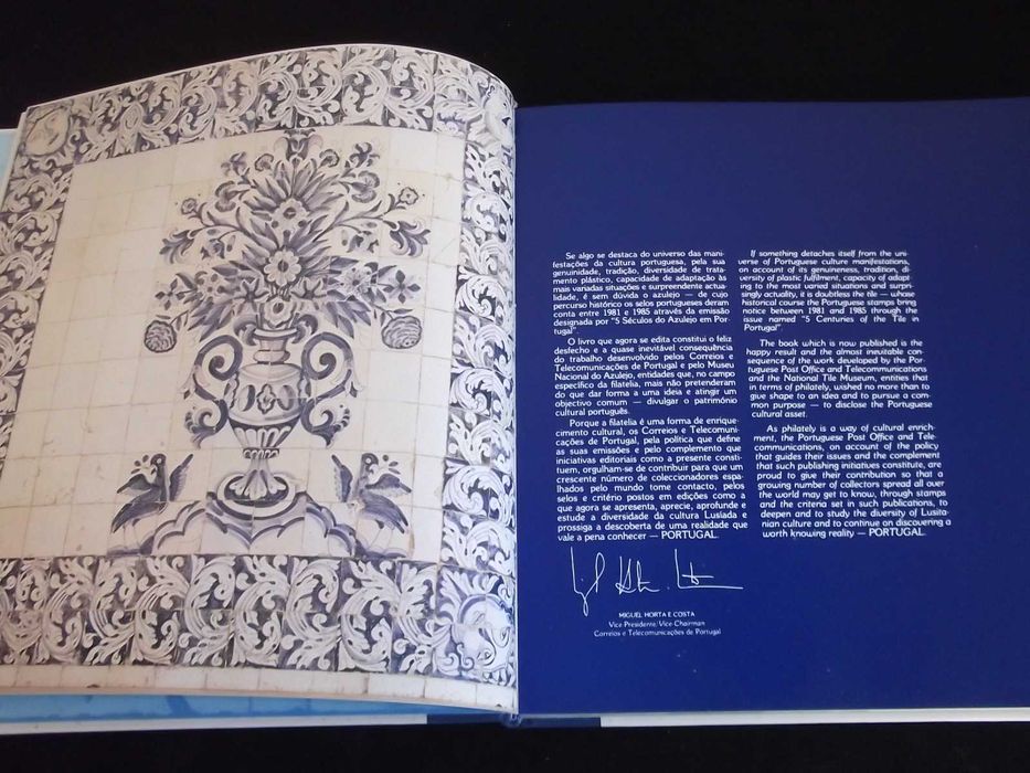 Livro Azulejo 5 séculos em Portugal com selos CTT filatelia