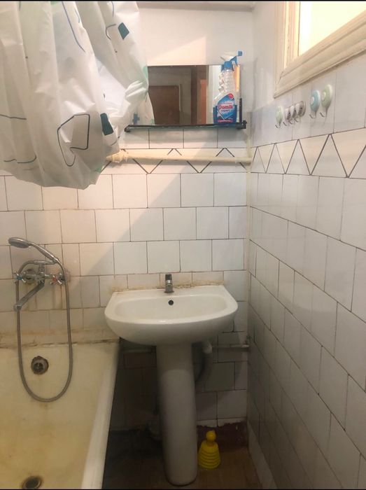 Здається 2-кімнатна квартира, у центрі