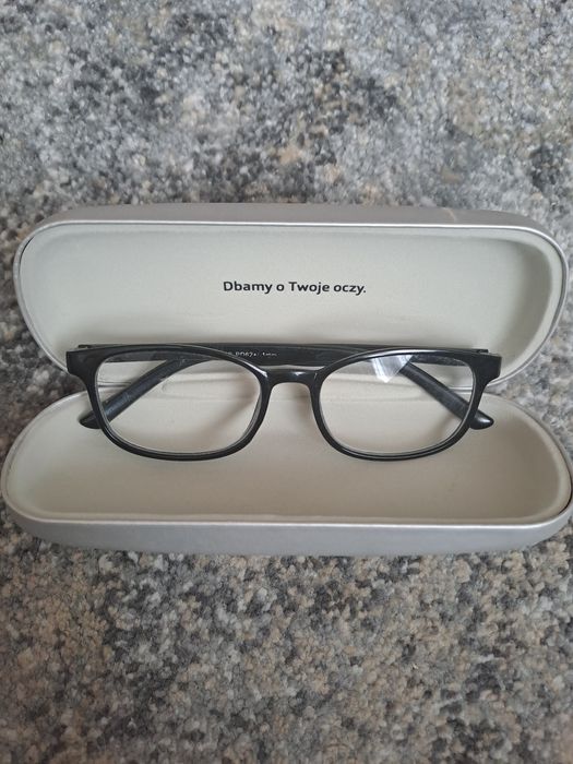 Oprawki czarne, srebrne etui