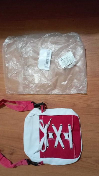 Bolsa de ombro em formato de ténis vermelho