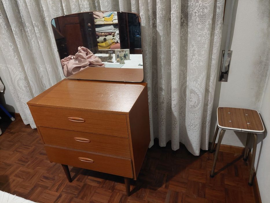 Cómoda ou Camiseiro com Espelho