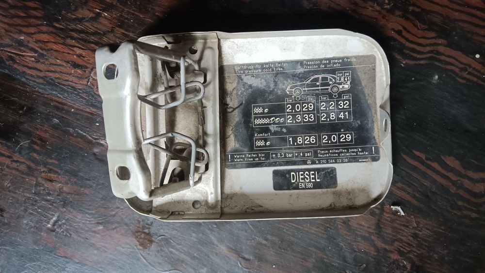 Продам лючёк бензобака w210