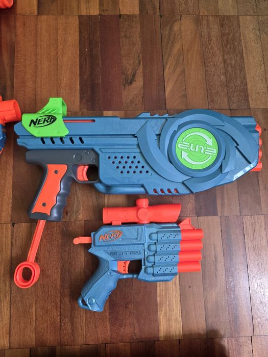 Пістолет, автомат, іграшкові бластери Nerf та X-Shot