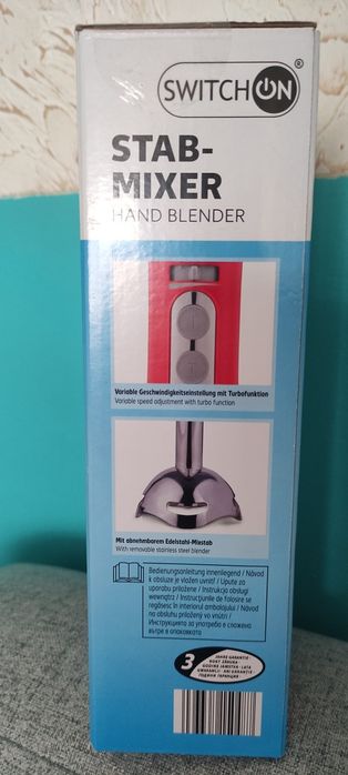 Blender ręczny czerwony.