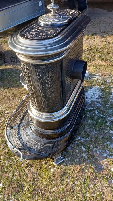 Piękny kominek żeliwny