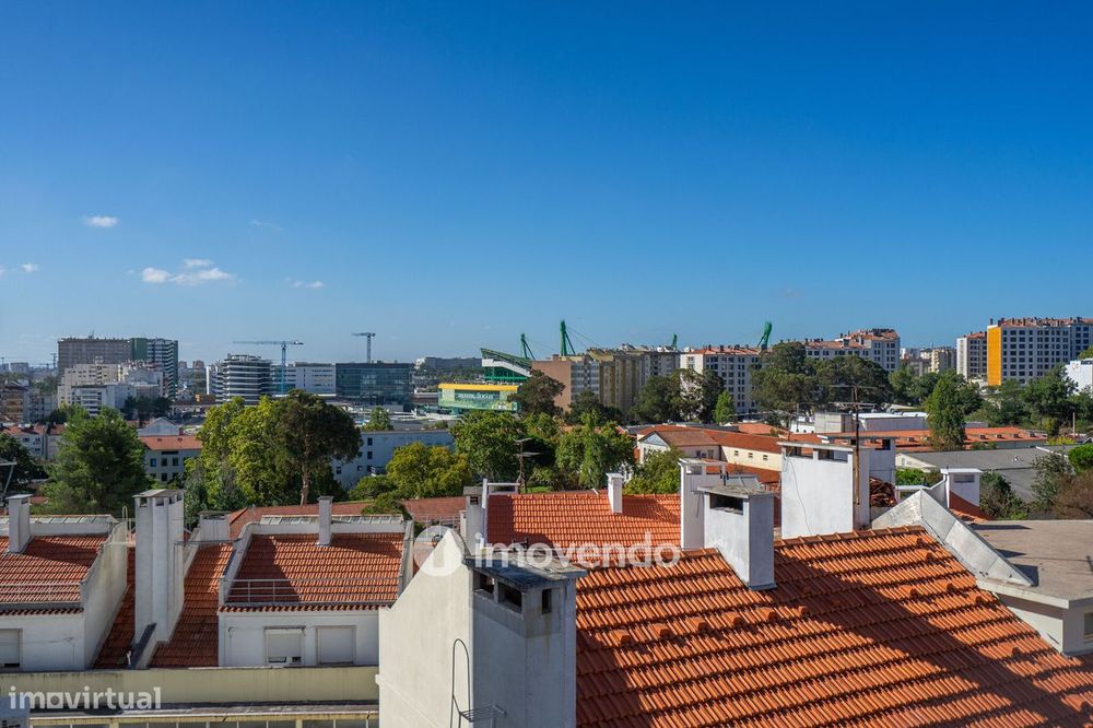 Apartamento T3+1 com áreas amplas e cozinha equipada, no Lumiar