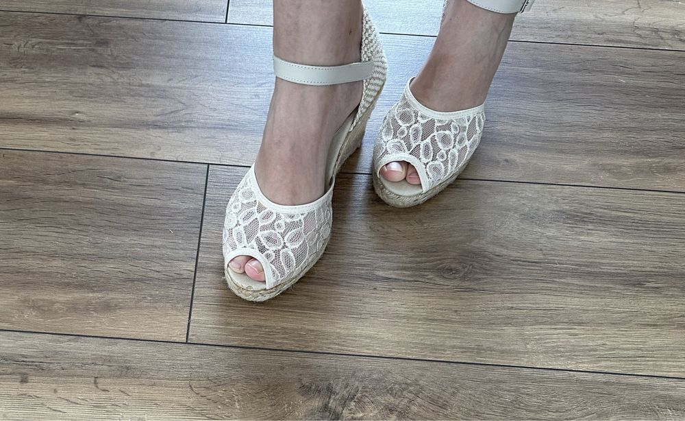 Nowe sandały na koturnie 38