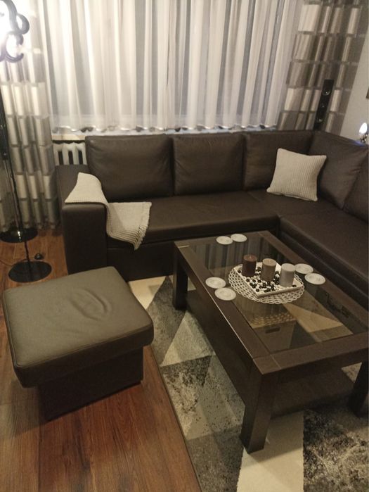 Sofa z ekoskóry:dwa elementy oraz poduszki
