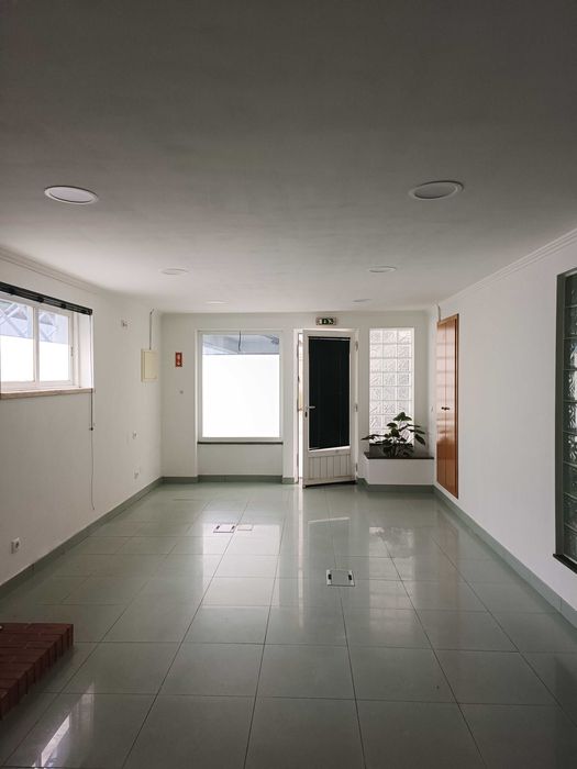 Arrendamento de Garagem/Espaço Funcional em Azeitão
