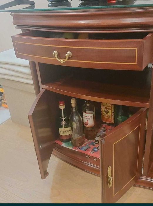 Móvel de televisão e garrafeira