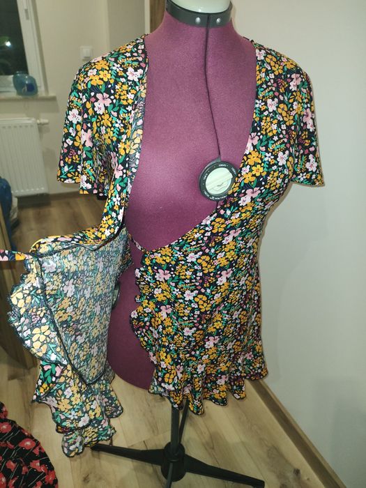 Sukienka w kwiaty Sinsay rozmiar XS