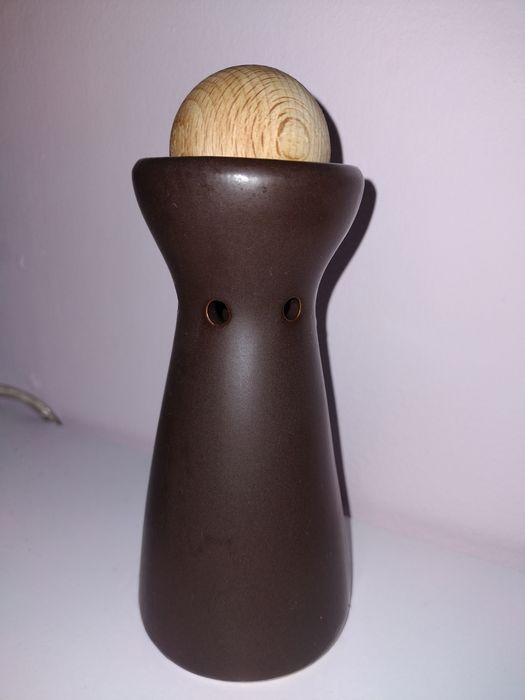 Ceramiczny,kamionkowy kominek z kulą zapachową