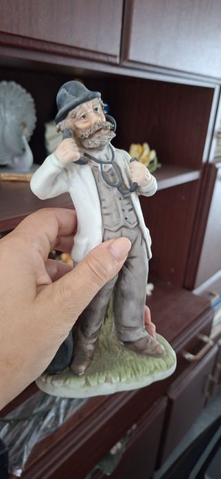 Várias estatuetas