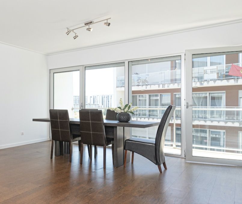 Mesa de jantar e cadeiras