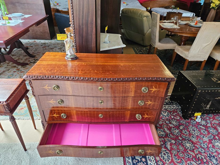 Cómoda antiga em óptimo estado geral