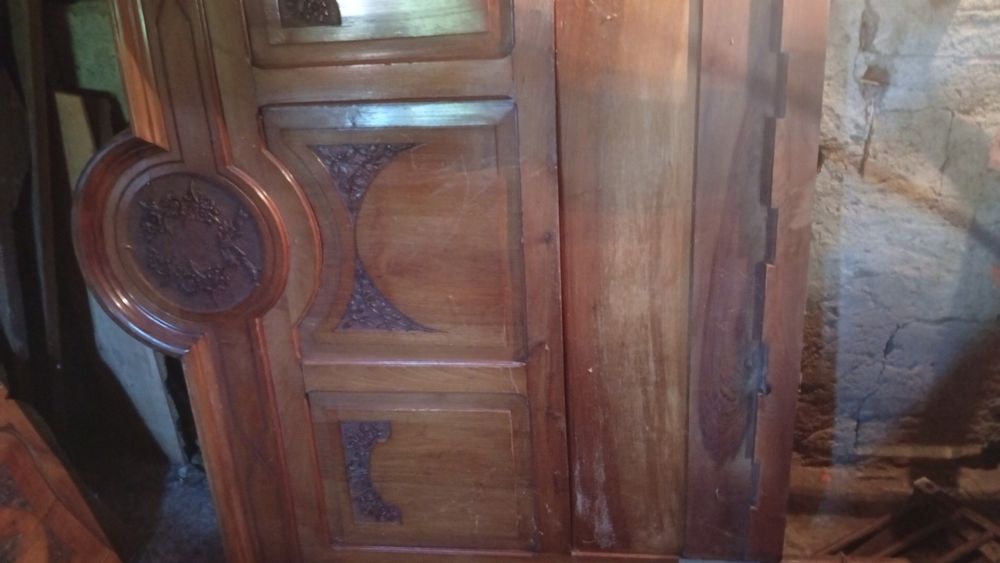 Cama casal com estrado e duas mesas cabeceiras iguais com pedra mármore excelentes condições