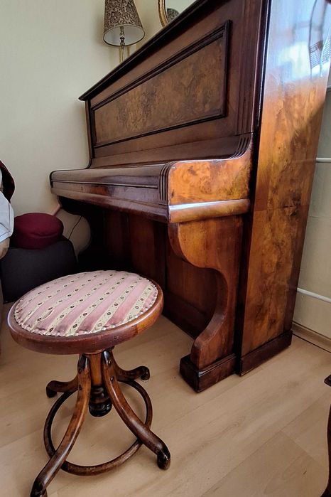 Pianino antyk po renowacji plus stołek