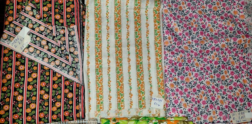 Відрізи тканини старих часів ,є різні