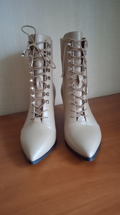 Полусапожки з натуральної шкіри , на підборах, розмір 39