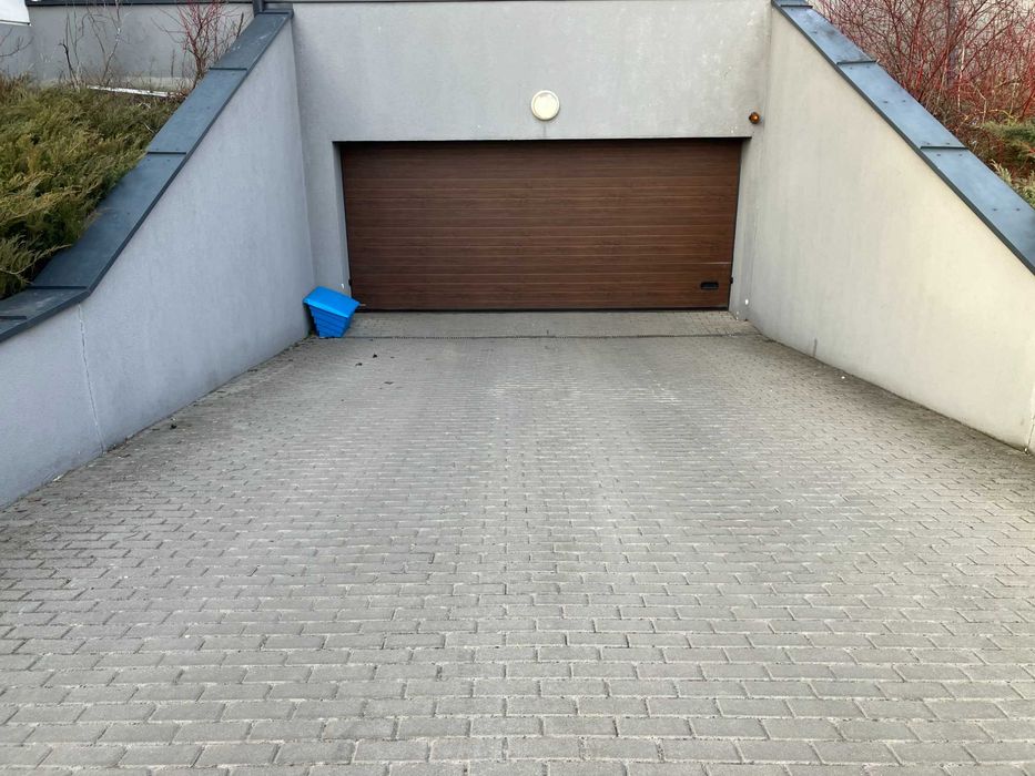 Wynajmę miejsce postojowe w hali garażowej Kutrzeby 14