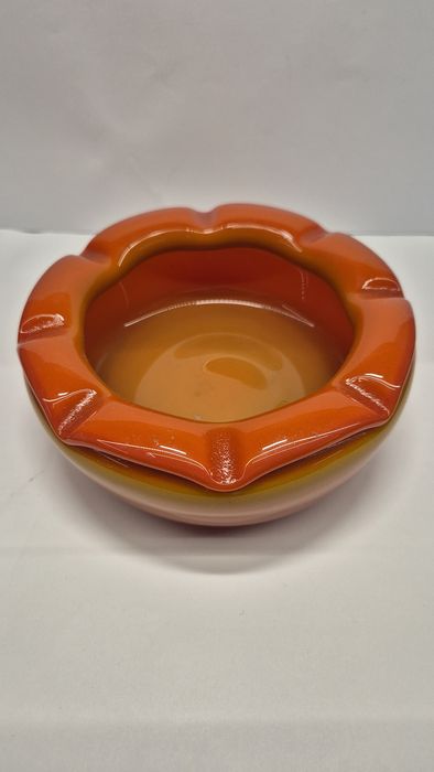 Szklana popielnica czarka projektu Kizińskiego